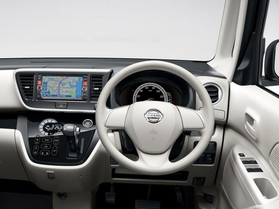 Панель приборов Nissan Dayz Roox 2013 года  (фото 2 из 11)